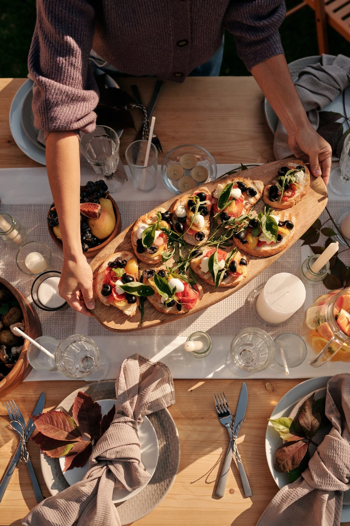 Volle Tafel, Kerzen, Abend